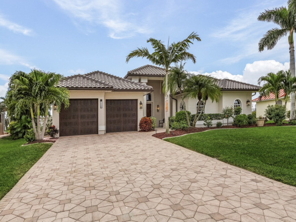 NEW ARRIVAL Luxury Cape Coral Waterside Vacation Home