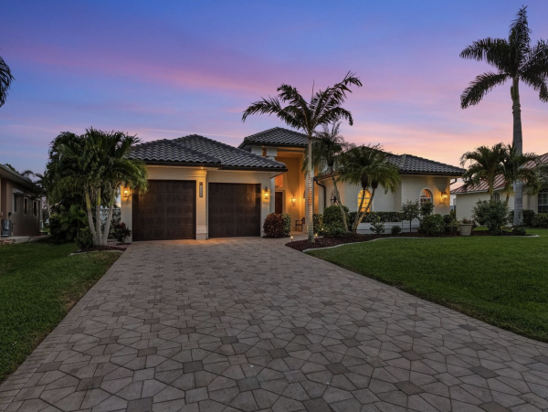 NEW ARRIVAL Luxury Cape Coral Waterside Vacation Home