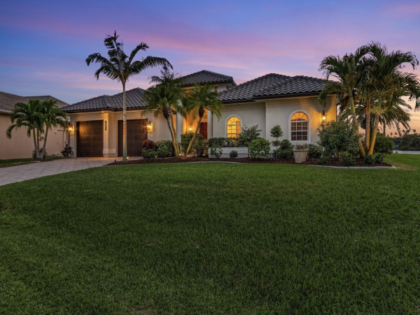 NEW ARRIVAL Luxury Cape Coral Waterside Vacation Home