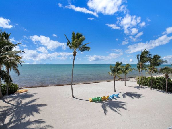 Oceanfront Luxury Vacation Estate with Pool & Spa