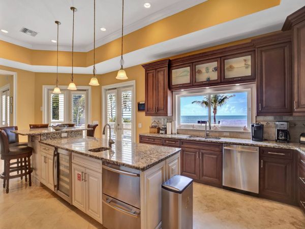 Oceanfront Luxury Vacation Estate with Pool & Spa