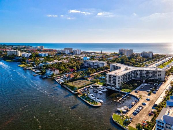 Siesta Key Vacation Condo Close To Beach with Boat Docks