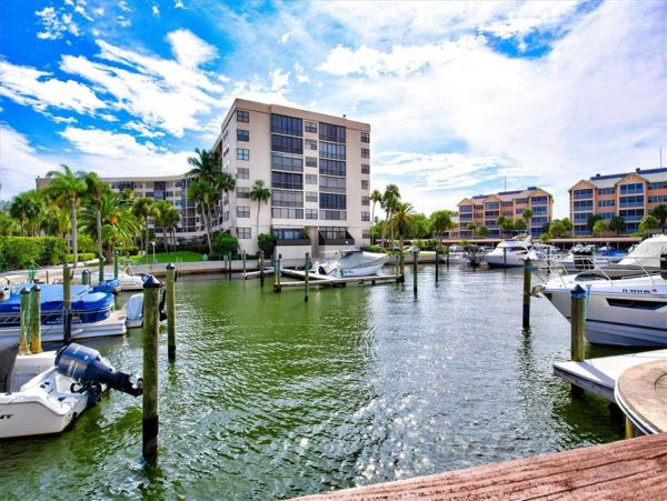 Siesta Key Vacation Condo Close To Beach with Boat Docks