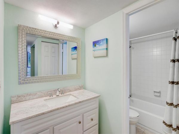 Siesta Key Vacation Condo Close To Beach with Boat Docks