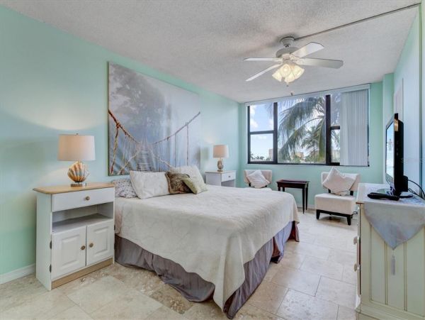 Siesta Key Vacation Condo Close To Beach with Boat Docks