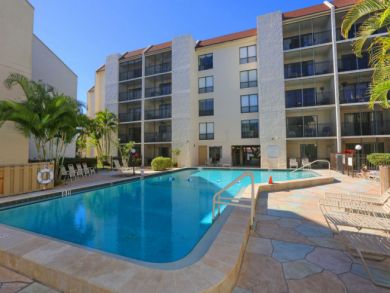 Siesta Key Vacation Condo 2 Bedrooms Sleeps 6 Walk to Beach