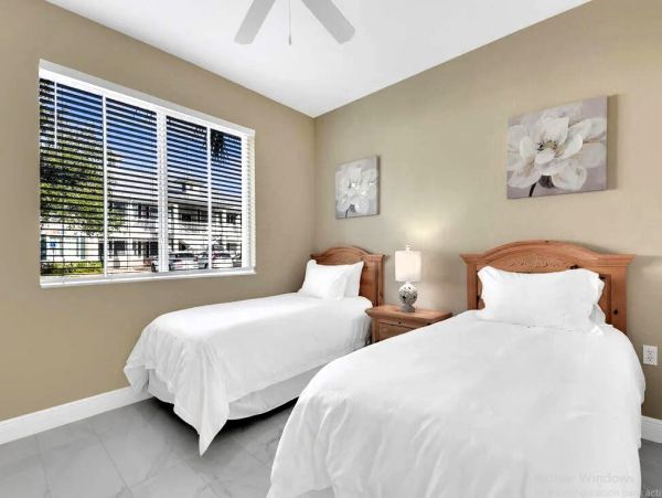 Beautiful Condo in Naples Sleeps Six Guests