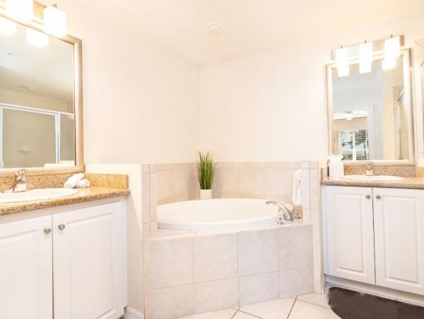Beautiful Condo in Naples Sleeps Six Guests