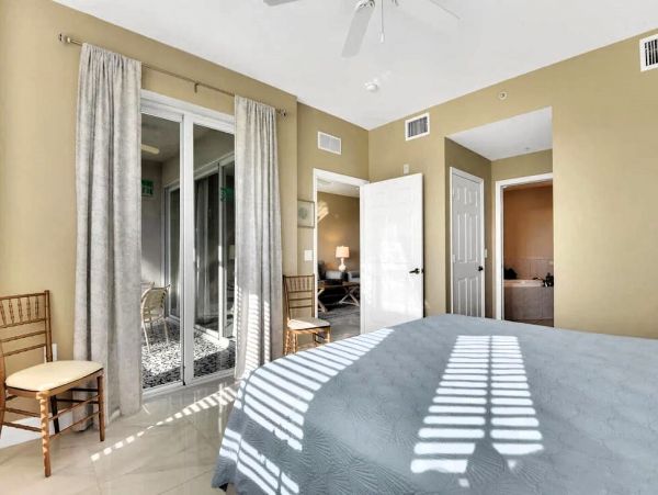 Beautiful Condo in Naples Sleeps Six Guests