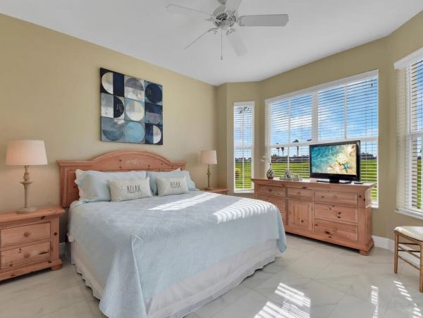 Beautiful Condo in Naples Sleeps Six Guests