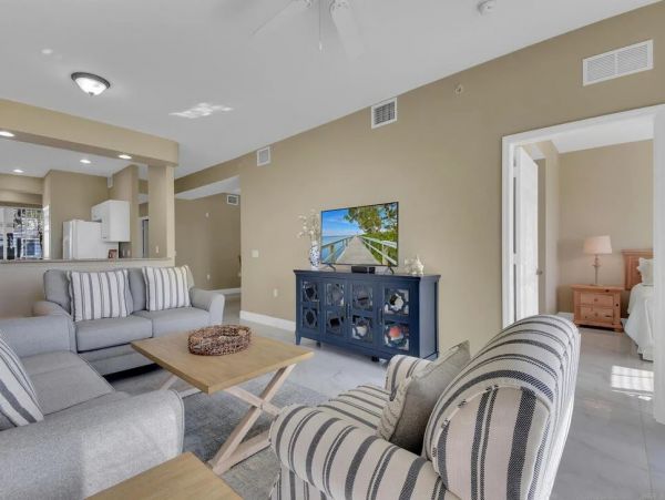 Beautiful Condo in Naples Sleeps Six Guests