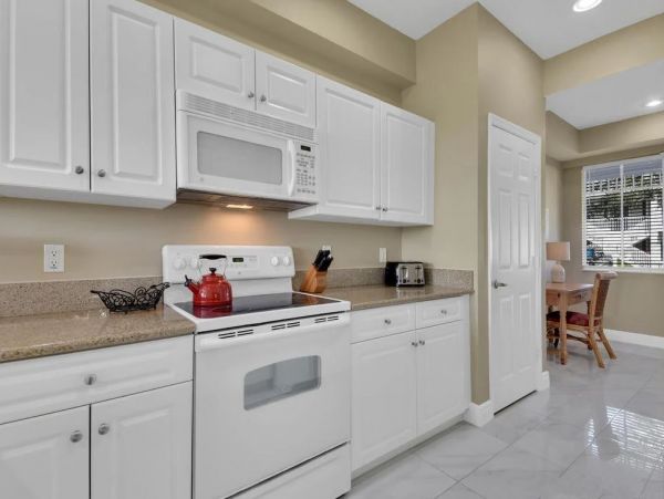 Beautiful Condo in Naples Sleeps Six Guests