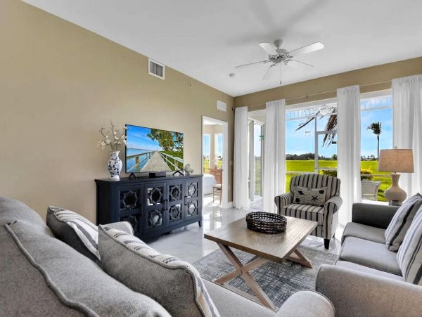 Beautiful Condo in Naples Sleeps Six Guests