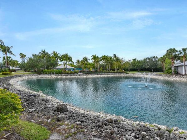 Beautiful Condo in Naples Sleeps Six Guests