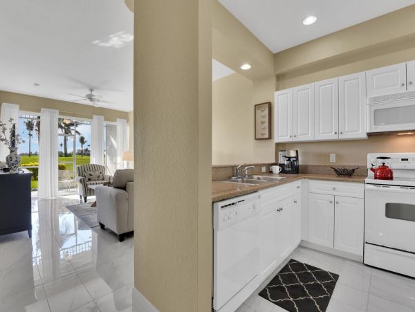 Beautiful Condo in Naples Sleeps Six Guests