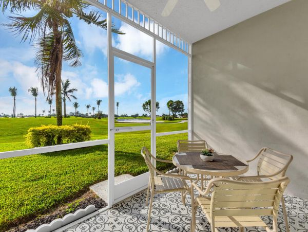 Beautiful Condo in Naples Sleeps Six Guests