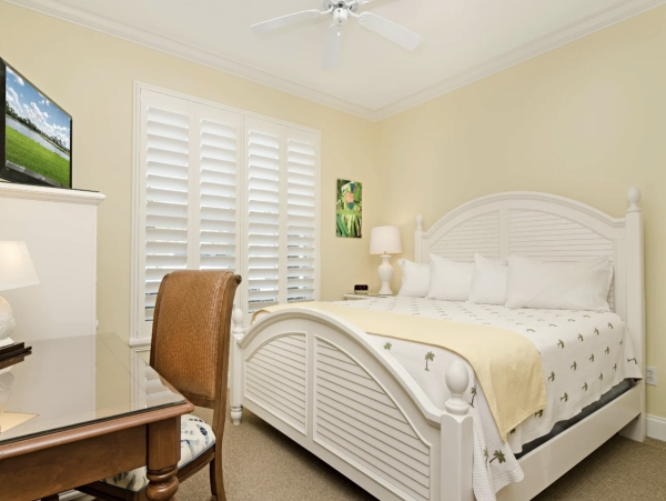 Naples Golfer Paradise Two Bedroom Condo Completely Update