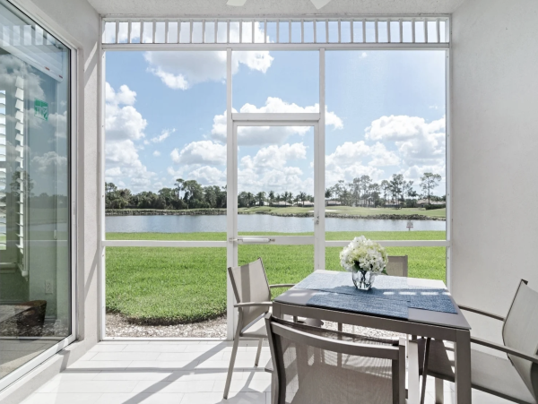 Naples Golfer Paradise Two Bedroom Condo Completely Update