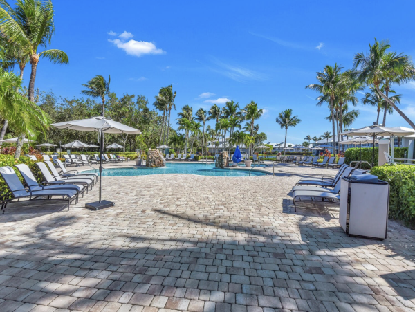 Naples Golfer Paradise Two Bedroom Condo Completely Update