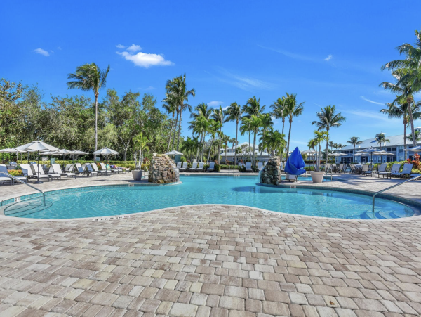Naples Golfer Paradise Two Bedroom Condo Completely Update