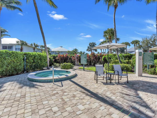 Naples Golfer Paradise Two Bedroom Condo Completely Update