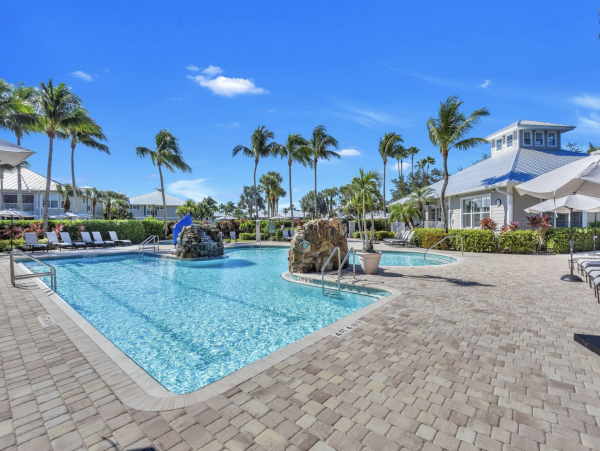 Naples Golfer Paradise Two Bedroom Condo Completely Update