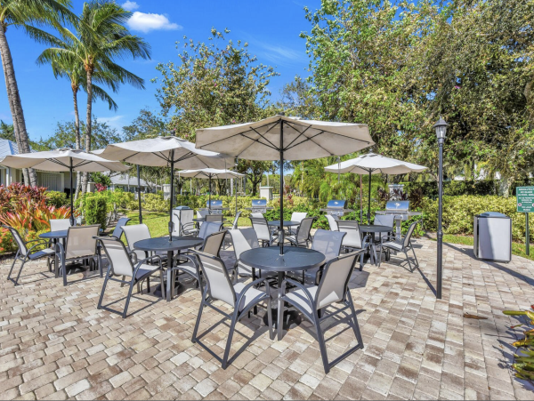 Naples Golfer Paradise Two Bedroom Condo Completely Update
