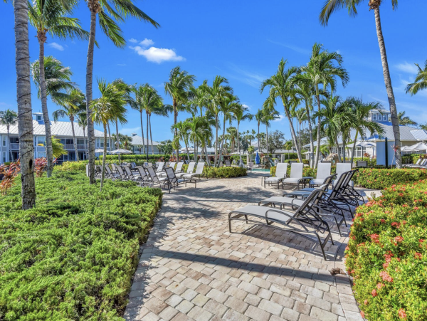 Naples Golfer Paradise Two Bedroom Condo Completely Update