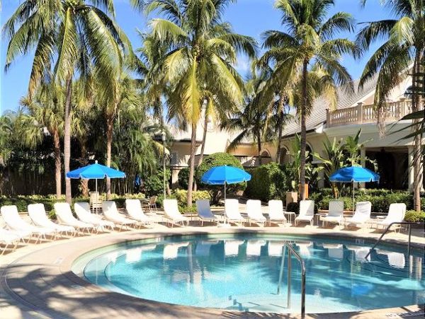 Naples Vacation Home 3 Bedroom + Den / TV Room