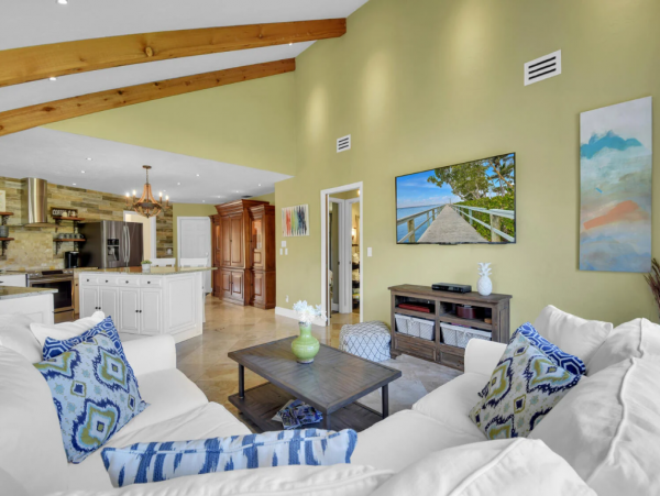 Beautiful 3 Bedroom Vacation Home Sleeps 6 Guests Caged Pool