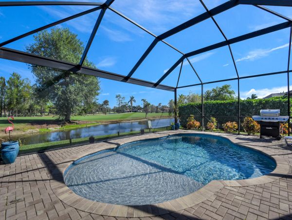 Beautiful 3 Bedroom Vacation Home Sleeps 6 Guests Caged Pool