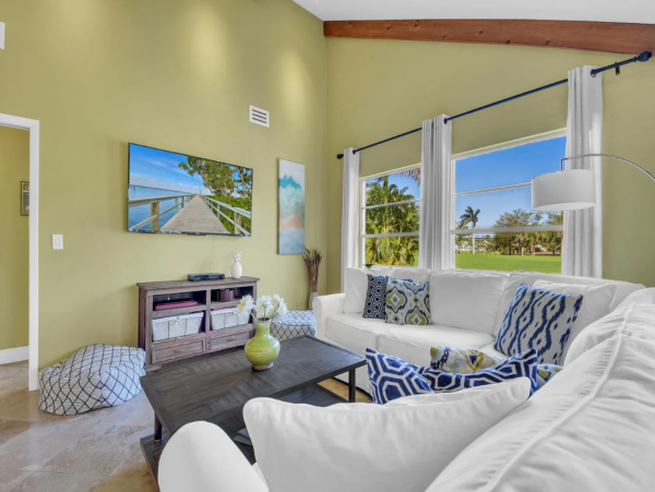 Beautiful 3 Bedroom Vacation Home Sleeps 6 Guests Caged Pool