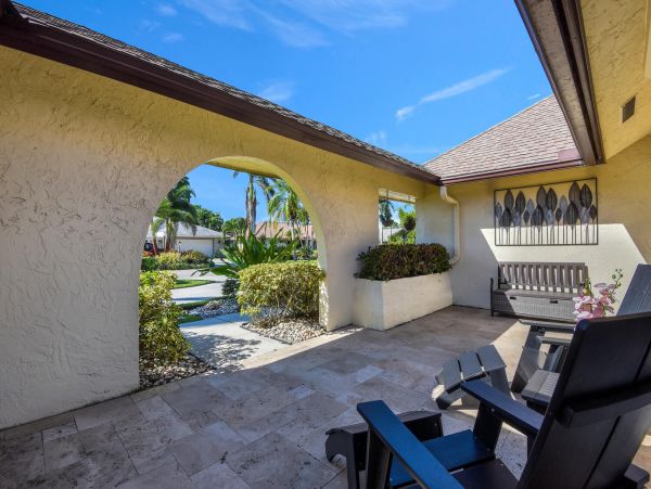 Beautiful 3 Bedroom Vacation Home Sleeps 6 Guests Caged Pool