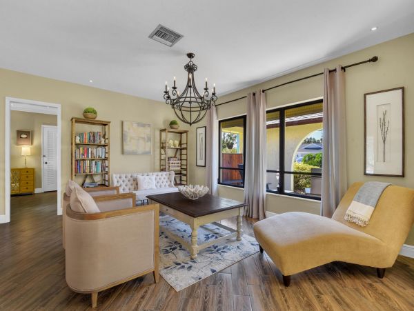 Beautiful 3 Bedroom Vacation Home Sleeps 6 Guests Caged Pool