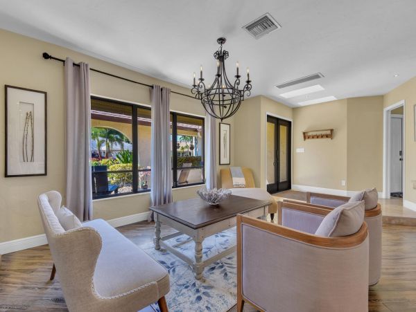 Beautiful 3 Bedroom Vacation Home Sleeps 6 Guests Caged Pool