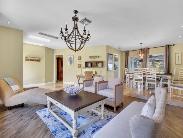 Beautiful 3 Bedroom Vacation Home Sleeps 6 Guests Caged Pool
