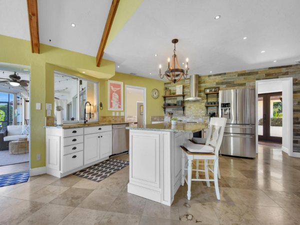 Beautiful 3 Bedroom Vacation Home Sleeps 6 Guests Caged Pool
