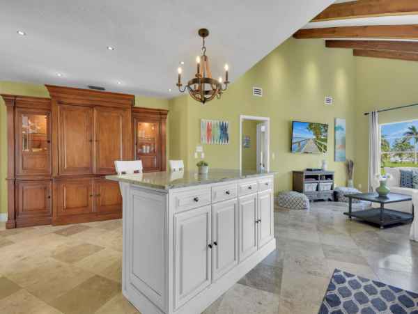 Beautiful 3 Bedroom Vacation Home Sleeps 6 Guests Caged Pool