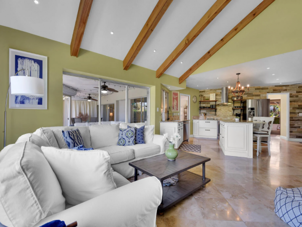 Beautiful 3 Bedroom Vacation Home Sleeps 6 Guests Caged Pool