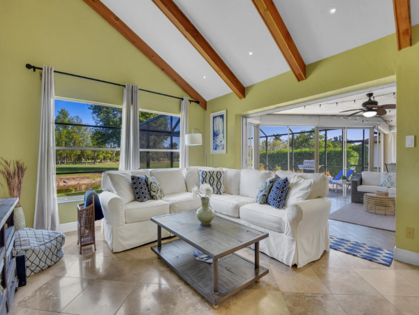 Beautiful 3 Bedroom Vacation Home Sleeps 6 Guests Caged Pool