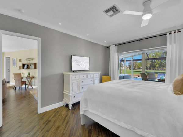 Beautiful 3 Bedroom Vacation Home Sleeps 6 Guests Caged Pool