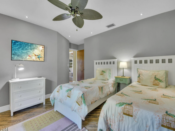 Beautiful 3 Bedroom Vacation Home Sleeps 6 Guests Caged Pool