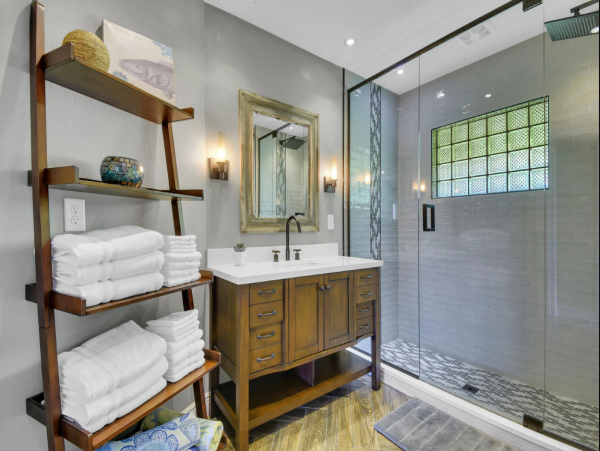 Beautiful 3 Bedroom Vacation Home Sleeps 6 Guests Caged Pool