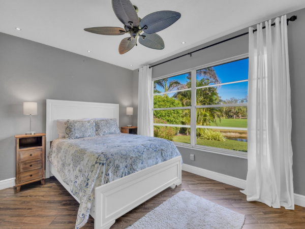 Beautiful 3 Bedroom Vacation Home Sleeps 6 Guests Caged Pool