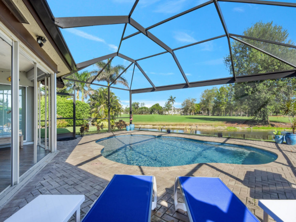 Beautiful 3 Bedroom Vacation Home Sleeps 6 Guests Caged Pool