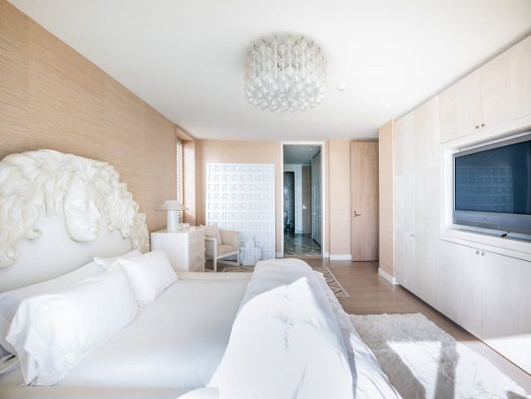 Luxury Beachfront Five Bedroom Home in Malibu Sleeps 10
