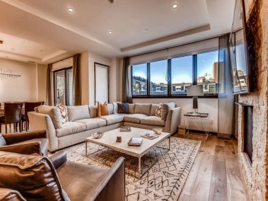 Luxury Walk to Lift 4 Bedrooms Condo