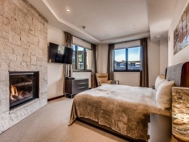 Luxury Walk to Lift 4 Bedrooms Condo