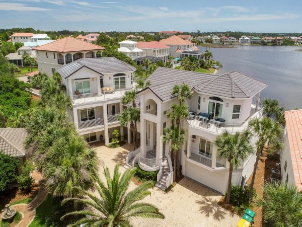 Walk to Beach 11 Bedrooms Vacation Home in Destin