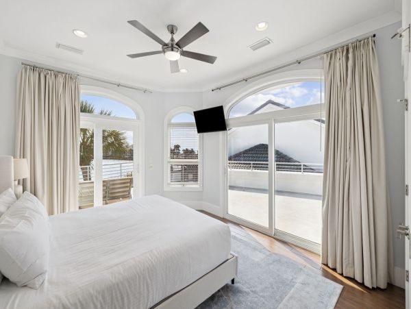 Destin Lakefront Vacation Home With Pool And Spa